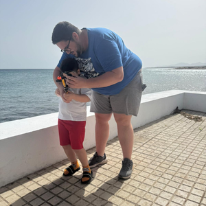 Persona con obesidad abriendo la caña con su hijo