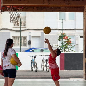 Canasta de baloncesto y niño lanzando un tiro