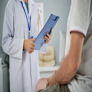 Notas de primera consulta con endocrinología y cirujano